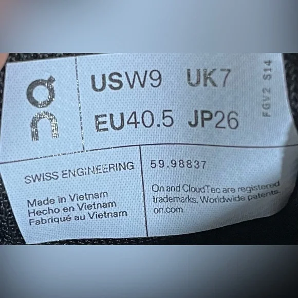 NEW On Cloud 5 WATERPROOF REFLECTIVE Womens Size 9 Running Shoes Sneakers Gray - Picture 13 of 14